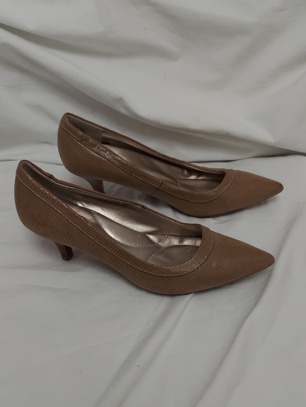 Bandolino Classic Pointed Toe Leather Kitten Heel Pumps Nude Womens 6.5 Heel 2.5